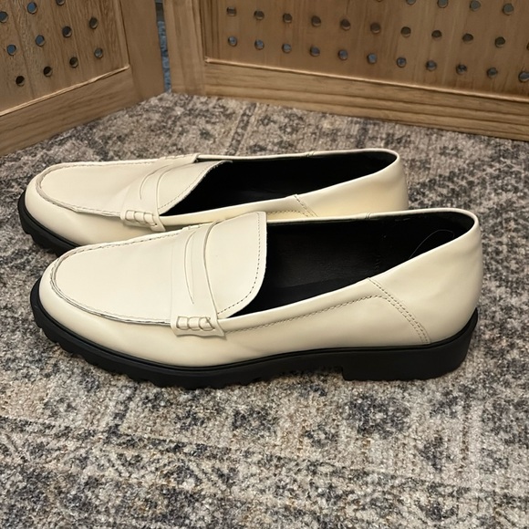 Cream Loafers for women‎ - Picture 1 of 3